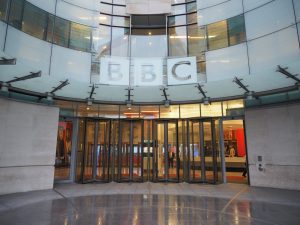 【イギリス】BBC、放送全番組のカーボンフットプリントの測定実施を発表