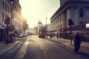 【イギリス】ロンドン交通局、ウーバーの営業免許更新を拒否。賛成派と反対派の対立深まる