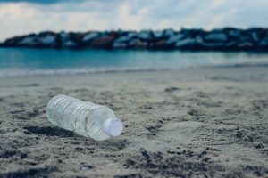 【イギリス】下院環境監査委員会、政府に海洋プラスチック削減の具体策要求。ペットボトルのデポジット制度等