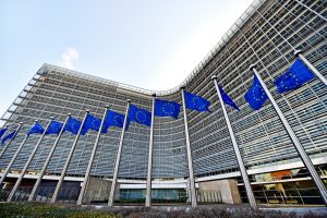 【EU】欧州委員会、欧州委員の行動規範を改定。退任後のロビー活動禁止期間延長や利益相反防止強化