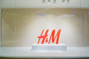 【アメリカ】H&M、ストリートアート不許可使用の合法性求めた提訴を取り下げ