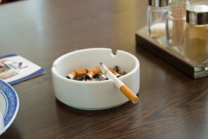 【日本】オフィス・飲食店内が原則禁煙となる改正健康増進法成立。小規模飲食店は例外措置