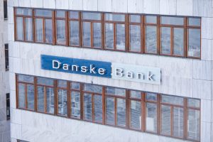 【デンマーク】ダンスケ銀行CEO、エストニア現地法人でのマネーロンダリング関与で引責辞任