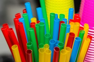 【イギリス】政府、2年以内にプラスチック製ストロー等の販売・流通を禁止する方針発表