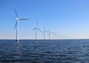 【日本】洋上風力発電普及法、成立。最長30年間の海域占有許可や法定協議会設置を規定