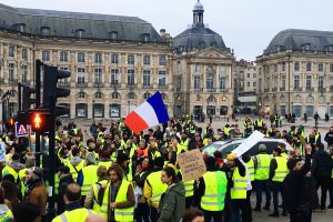 【フランス】燃料費増に反対の「黄色いベスト運動」計4回の大規模暴動。マクロン大統領は所得向上で対応