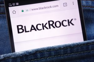 【アメリカ】ブラックロック、主力ETF「iShares」でESG情報の開示検討。UNGC違反やCO2等