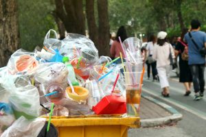 【日本】環境省、汚れたプラスチックの輸出禁止方針表明。バーゼル条約で国際規制も提案