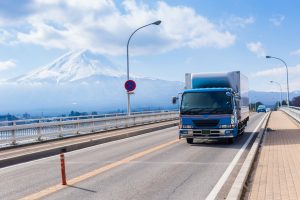 【日本】経済産業省と国土交通省、トラック・バス等の2025年燃費目標基準を最終決定