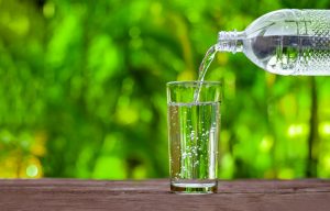 【国際】人は毎年マイクロプラスチックを約12万個摂取。ペットボトル水の場合はさらに9万個