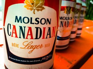 【カナダ】ビール大手モルソン・カナディアン、宅飲み写真投稿で地域飲食支援のクーポン配布