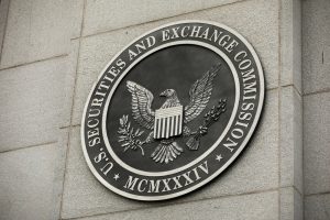 【アメリカ】SEC、新型コロナによる重大な財務影響の適時開示推奨。法定開示書類の延期も容認