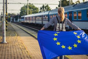 【EU】欧州委、加盟国に対し新型コロナ移動規制緩和の手法提案。接触追跡アプリの義務原則も公表