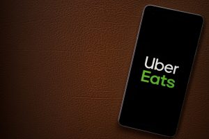 【国際】Uber Eats、新興8カ国から事業撤退。市場の飽和化で利益見通し立たず。配車サービスは継続