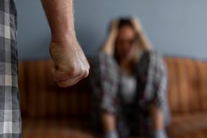 【イギリス】政府、家庭内暴力被害者に対する企業支援のあり方検討開始。家庭内暴力法案と歩調