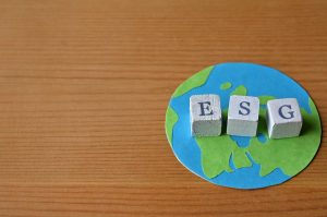 【国際】ESGスコア向上は、一人当たりGDPの上昇に寄与。特に発展途上国で顕著。英大学論文