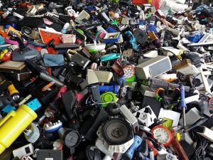 【イギリス】毎年、電子廃棄物50万tが廃棄や不法輸出。リサイクルの促進重要。団体レポート