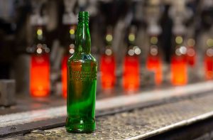 【イギリス】ディアジオ、主力ウイスキーの瓶を再生ガラスとバイオ燃料で生産。CO2を90%減