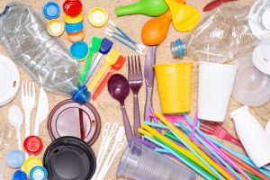 【EU】使い捨てプラスチック指令、7月3日から全加盟国で適用開始。飲料容器や生理用品でもラベル義務