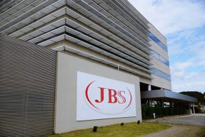 【アメリカ】JBS、サステナビリティ・リンク・ボンド1100億円発行。CO2削減をSPT