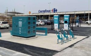 【フランス】カルフール、2025年までに小売店舗へEV充電スタンド5000台設置。店舗対象拡大
