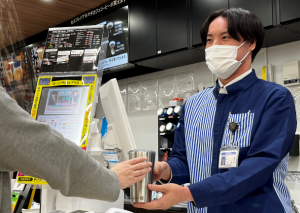 【日本】ローソン、MACHI caféでリユースカップの実証販売開始。スタバともコラボ