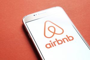 【国際】Airbnb、宿泊施設でのパーティー禁止を恒久ポリシー化。16人制限は解除