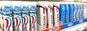 【イギリス】テスコ、歯磨き粉の箱包装廃止実証開始。コルゲートやGSK等主要メーカー協働
