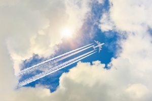 【アメリカ】デルタ航空とMIT、長期残存飛行機雲の発生防止で共同研究。気候変動悪影響懸念
