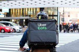 【日本】東京都労委、Uber Eatsの配達員をUberの労働者と判断。会社側に団体交渉対応命令