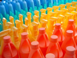 【国際】NGO、プラスチックのマテリアルリサイクル率向上で提言。容器ラベルの素材転換