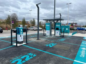 【フランス】カルフール、EV充電ステーション国内100ヵ所目標達成。今後毎月30ヶ所増