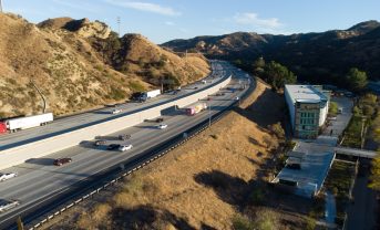 【アメリカ】カリフォルニア州、トラックのEV転換ルール開始。中小企業には無料アドバイス