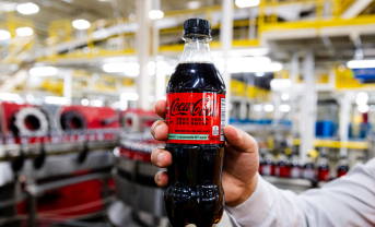 【カナダ】コカ・コーラ、カナダ販売の全500ml炭酸飲料で再生プラ100%転換。2024年初頭までに