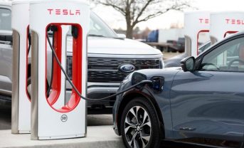 【アメリカ】フォード、テスラの無料EV充電スタンドと連携開始へ。エコラボのEV転換でも協働