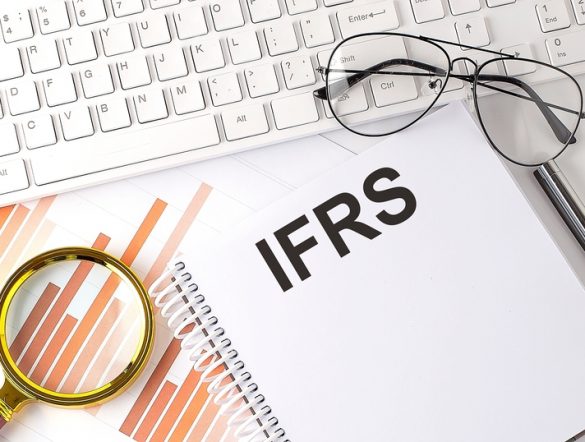 【国際】ISSB、マテリアリティ概念でガイド発行。IFRS財務基準との類似性強調