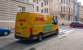 【ドイツ】DHLとスカニア、航続距離延長型EVトラック実証でGHG90%削減。政策支援提唱