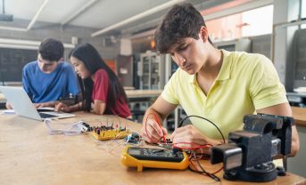 【アメリカ】ブラックロック財団、短大学生研修プログラムに1.5億円。建設・高度製造業人材確保