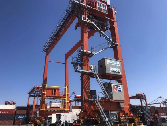 【日本】国交省、世界初の港湾ターミナル水素エンジン実証開始。神戸港ガントリークレーン動力