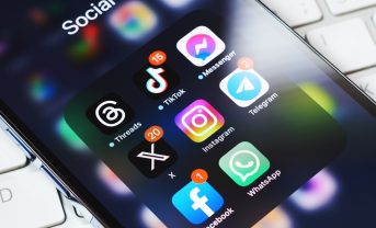 【EU】欧州委、DSAに基づき未成年者保護ガイドラインと年齢確認プロトタイプ発行