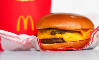 【アメリカ】マクドナルド、リジェネラティブ放牧転換加速でNGOと提携。300億円拠出