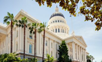 【アメリカ】カリフォルニア州、SB253とSB261の詳細ルール策定延期。テンプレートで対応