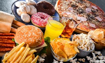 【イギリス】政府、不健康な食品・飲料の広告規制開始。オンライン及びテレビ広告制限