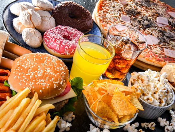 【イギリス】政府、不健康な食品・飲料の広告規制開始。オンライン及びテレビ広告制限