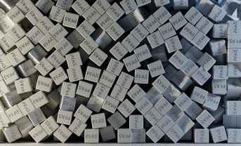 【イギリス】英政府、PFASリスク管理で計画発表。英国小売協会も今後のステップ提示