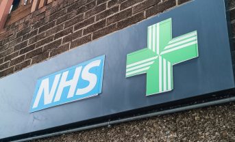 【イギリス】NHSトラストは2040年ネットゼロ達成ロードマップが不足。シュナイダーエレ調査