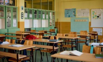 【日本】厚労省2025年自殺者統計、減少傾向も小中高生は増加。生活苦や多重債務等増える