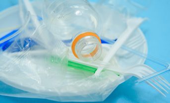 【日本】出光やフクビ化学工業等、プラのケミカルリサイクルで建材製造に成功