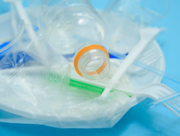 【日本】出光やフクビ化学工業等、プラのケミカルリサイクルで建材製造に成功