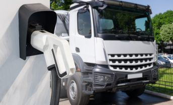 【EU】欧州トラック7社、大型車の2030年排出規制の適合期限3年延期を要請